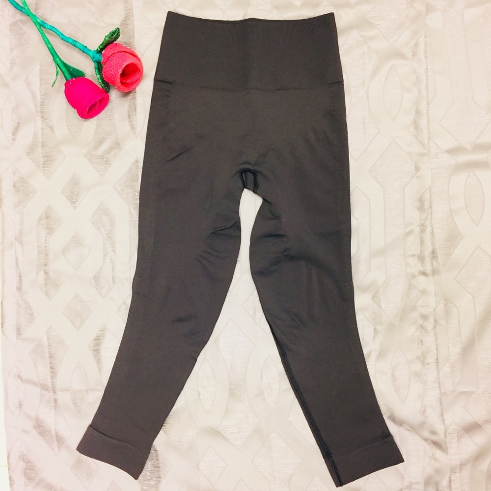 Lululemon Scuba Black crops 6